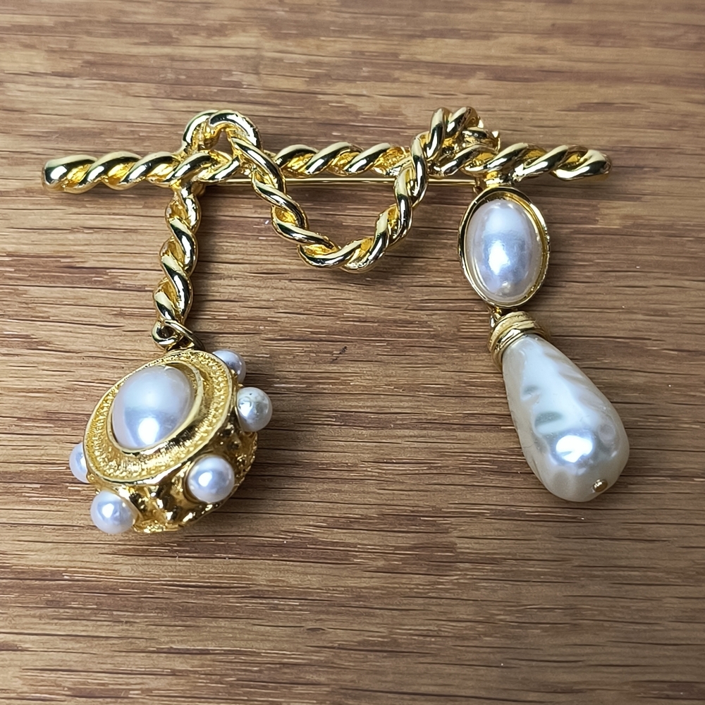 Baroque Faux Pearls On Rope Dangling Medallion Teardrop Brooch Pin